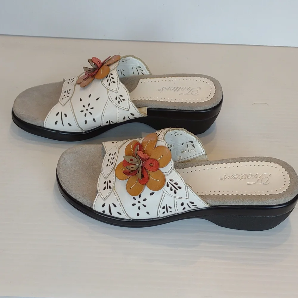 Trotters White Leather Cutout OpenToe Wedge Platform Slide Leather Flower Narrow